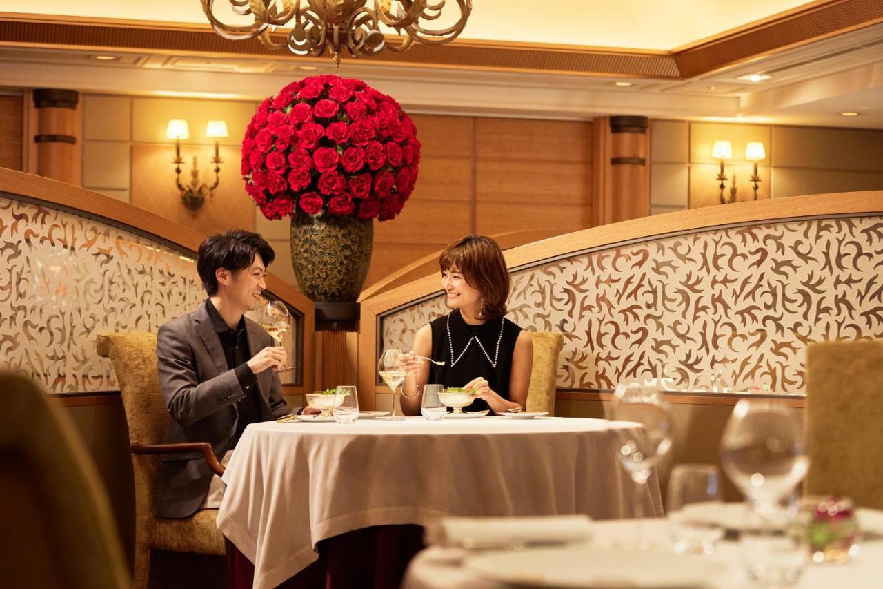 Imperial Hotel Tokyo Esterno foto A couple dining at a restaurant