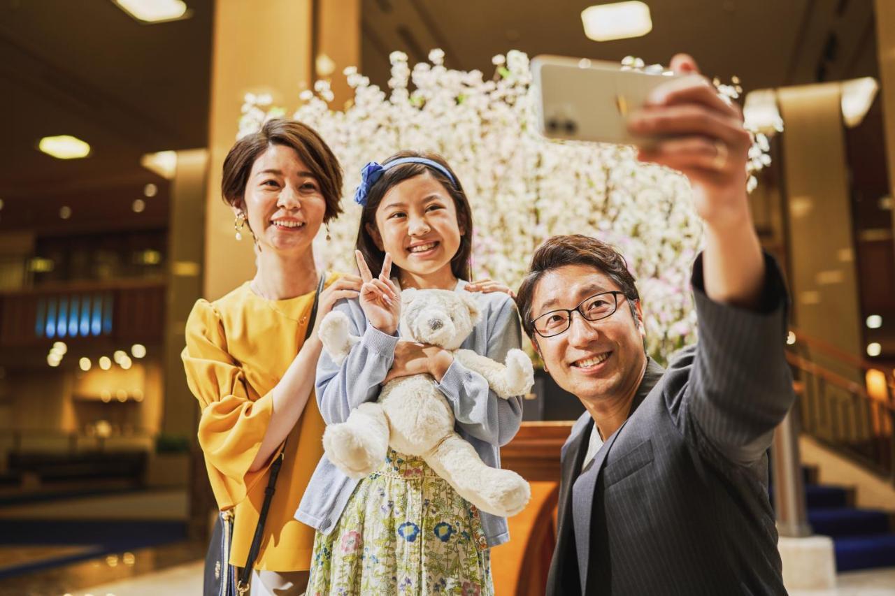 Imperial Hotel Tokyo Esterno foto Princess Hisako with her daughters