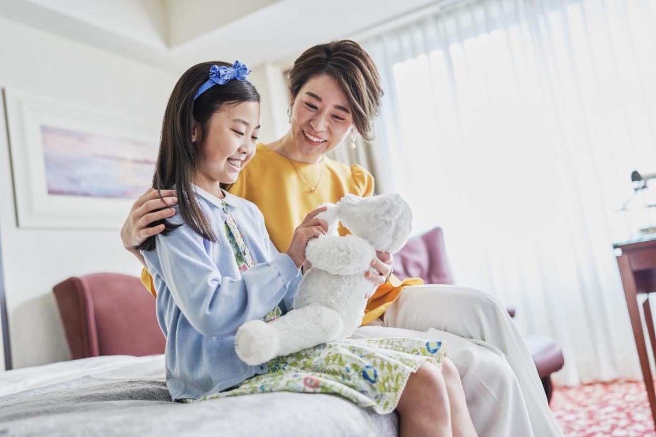 Imperial Hotel Tokyo Esterno foto A child with her mother