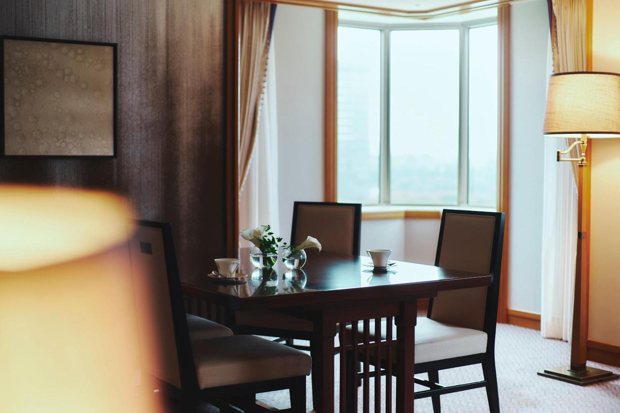 Imperial Hotel Tokyo Esterno foto A table and chairs in a hotel room