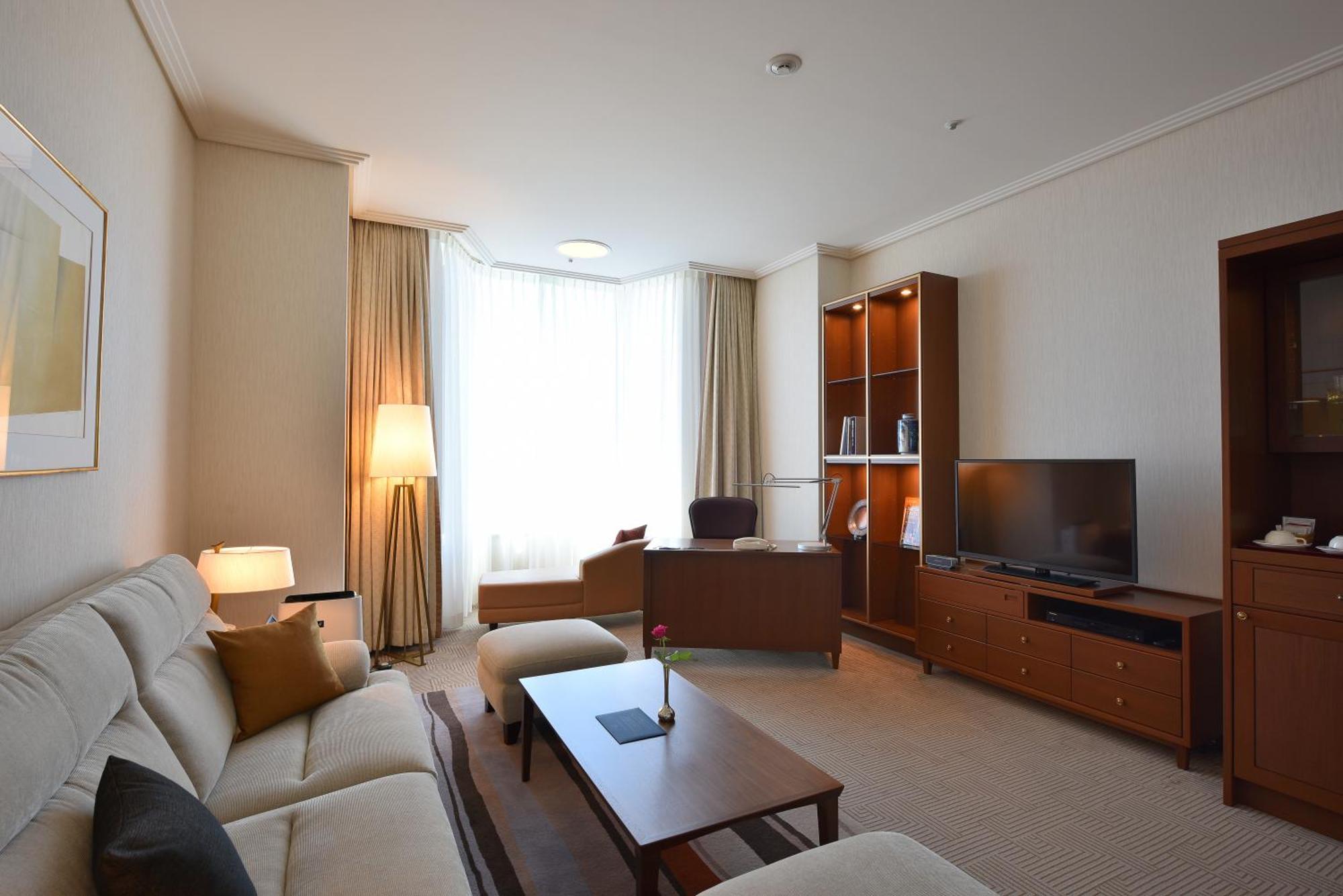 Imperial Hotel Tokyo Esterno foto A living room in a suite at the InterContinental Vienna