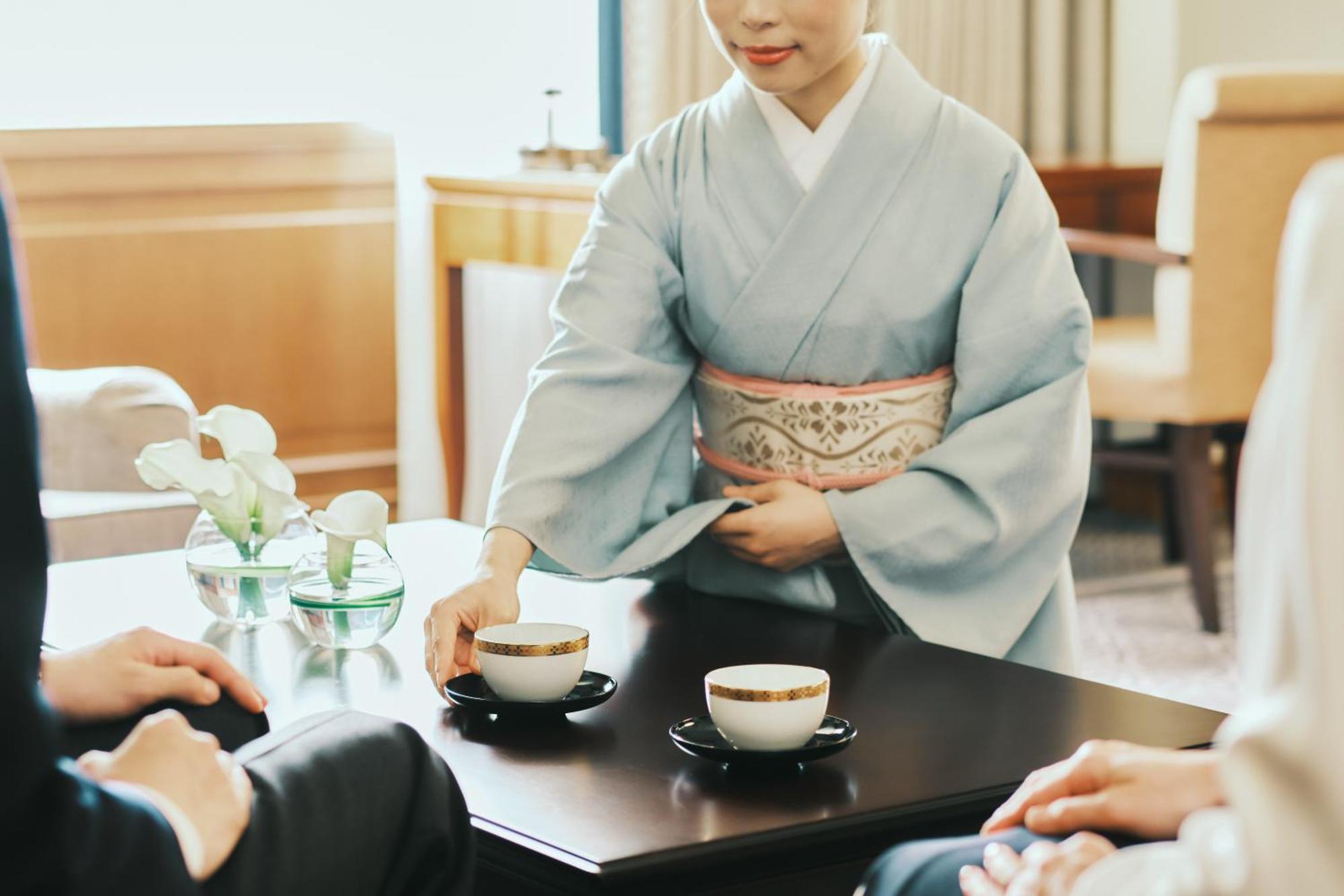 Imperial Hotel Tokyo Esterno foto A woman wearing a yukata